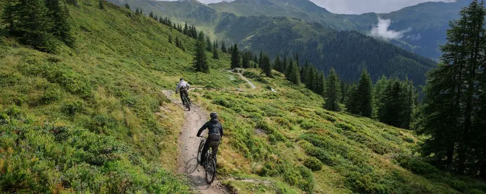 VTT électrique Cube Stereo Hybrid ONE44 Pro 2026 sur sentier montagne